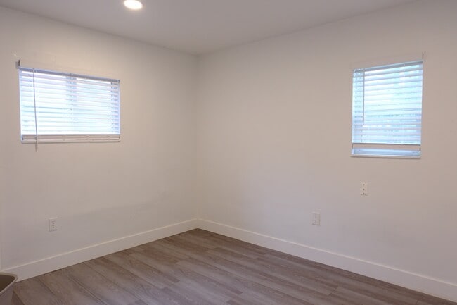 Photo - 43 W 25th St