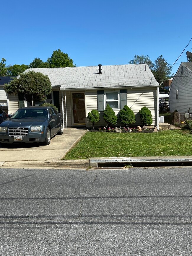 Building Photo - 702 Clovis Ave Rental