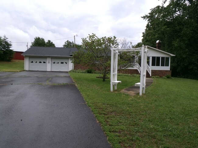 Nestled under Hanging Rock State Park! - Nestled under Hanging Rock State Park! House