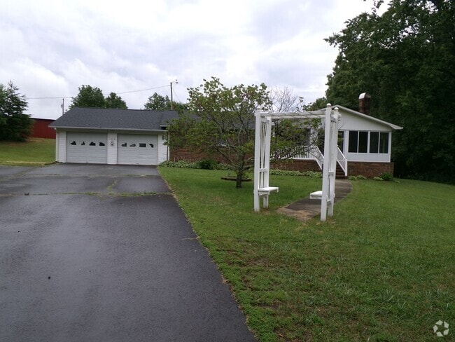 Building Photo - Nestled under Hanging Rock State Park! Rental