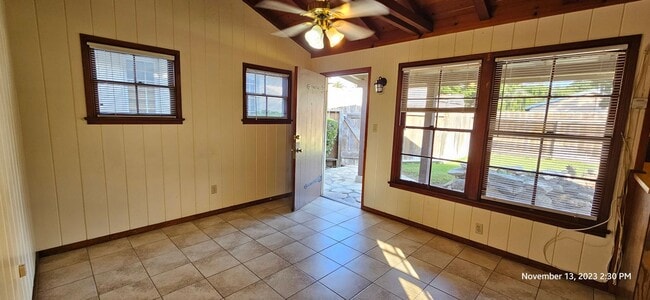 Photo - Centrally Located Small Cottage Studio with Private Yard