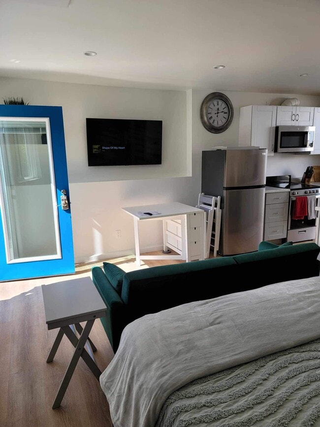 Building Photo - 825 Calle de Arboles