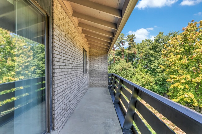 Apartment Balcony - Thorn Run Apartments