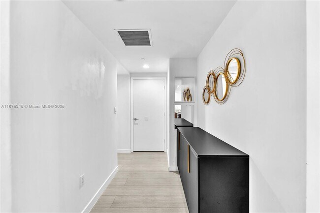 Photo - 500 Brickell Ave Unidad 1605