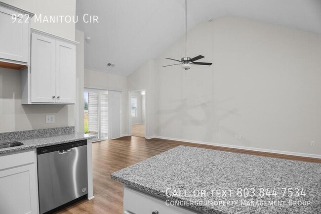 Photo - 922 Manitou Cir