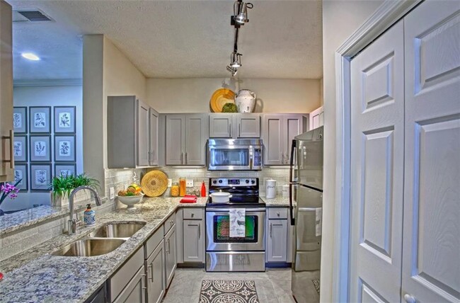 Building Photo - 240 E Belle Isle Rd NE Unit 306 Rental