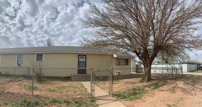 Building Photo - 1120 N Oak St