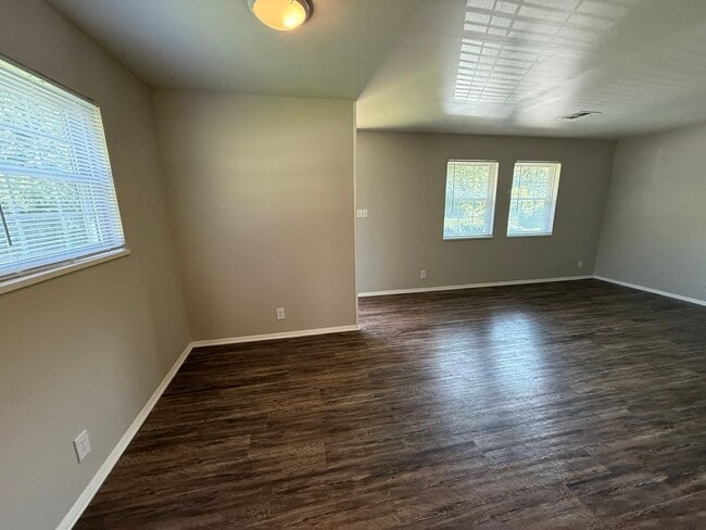 Building Photo - 4601 Lakeside Dr Unit LD4601