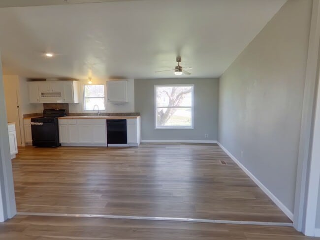 Photo - 2320 E MacArthur Rd