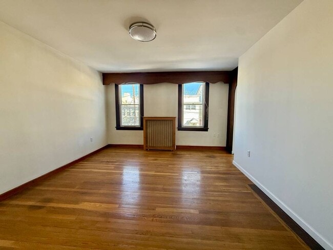 Building Photo - 15-24-24 125th St Unit 2