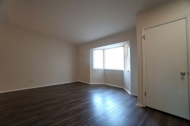 Photo - 2205 Parliament Dr