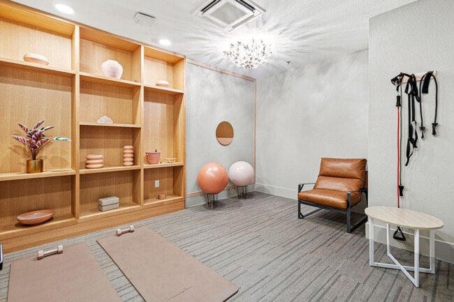 Photo - 596 W 9th St Unidad ID1335763P