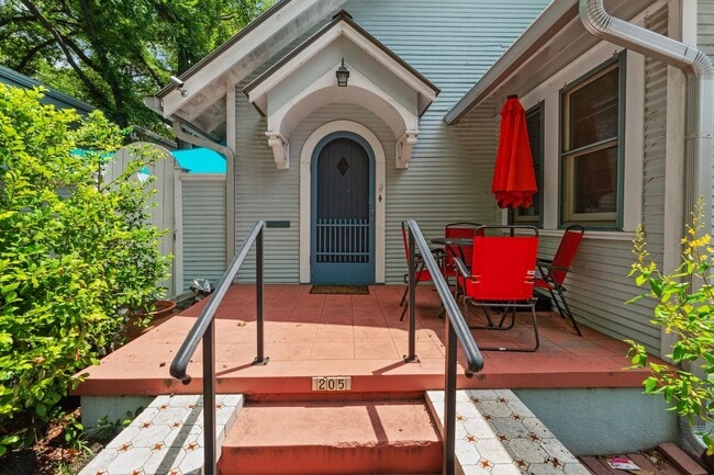 Photo - 205 W 32nd St