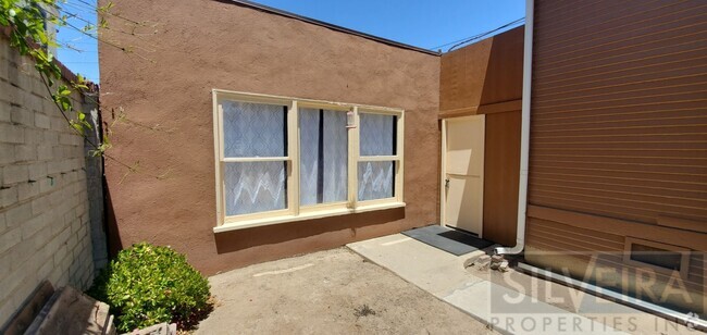 Building Photo - Unique Studio, w/Large Fenced Patio, All U... Rental