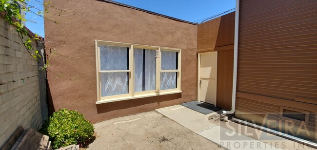 Unique Studio, w/Large Fenced Patio, All U... - Unique Studio, w/Large Fenced Patio, All U... House