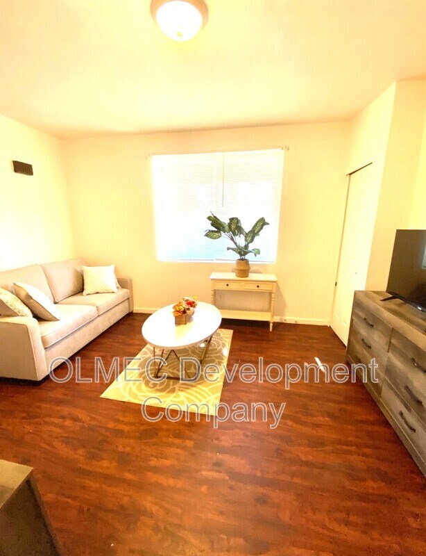 Building Photo - 817 Anaheim St