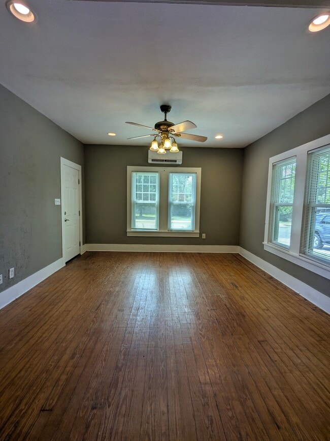 Photo - 885 W Long