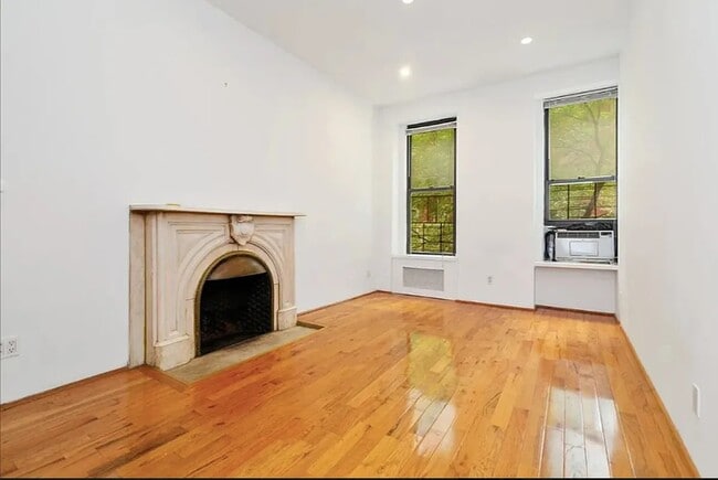 Building Photo - 125 E 39th St