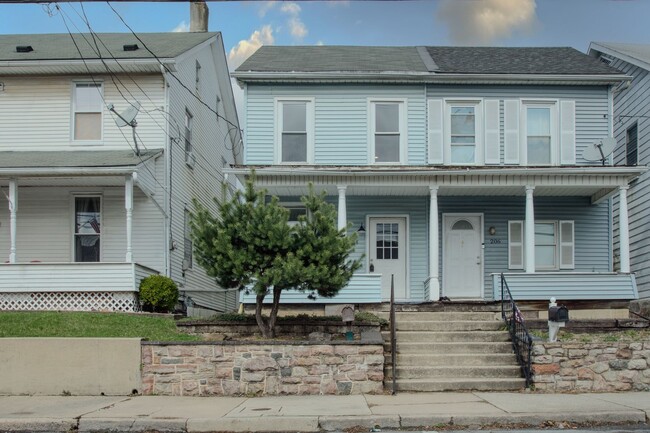 Building Photo - Newly Renovated 3 Bedroom 1.5 Bathroom Sla... Rental