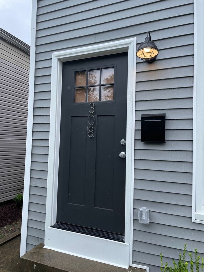 Building Photo - Beautifully Renovated 2 bed 2 bath Home in Shelby Park!