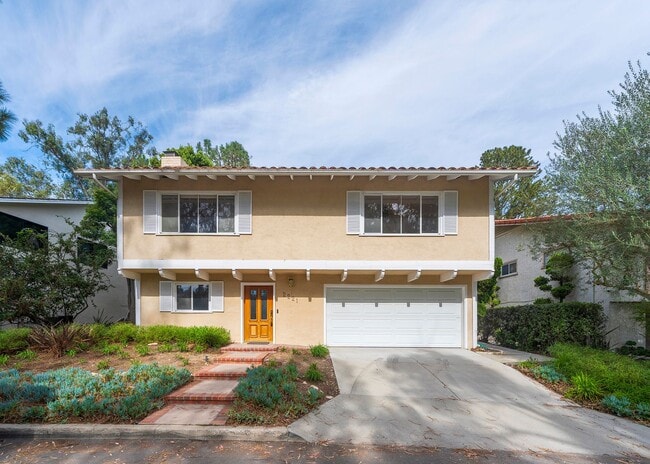 Charming 3-Bedroom Home with Spacious Yard... - Charming 3-Bedroom Home with Spacious Yard...