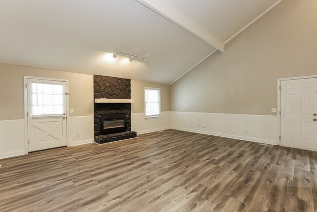 Photo - 1398 Lakeview Pkwy