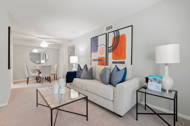 Living room - London Towne