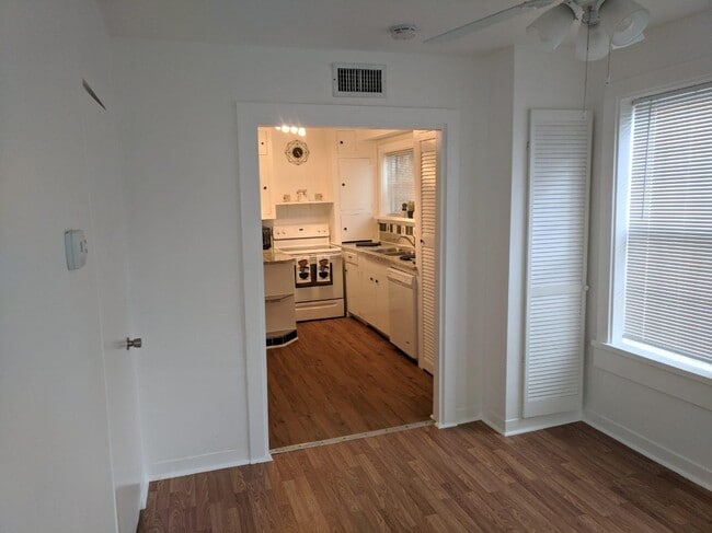 Entry/Living Area - 1212 1st St S Unidad 2