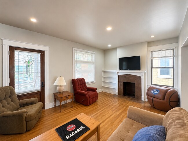 Photo - 6 Bed/2 Bath Mins. from UC Campus $600/pp ($3,600/mo)!