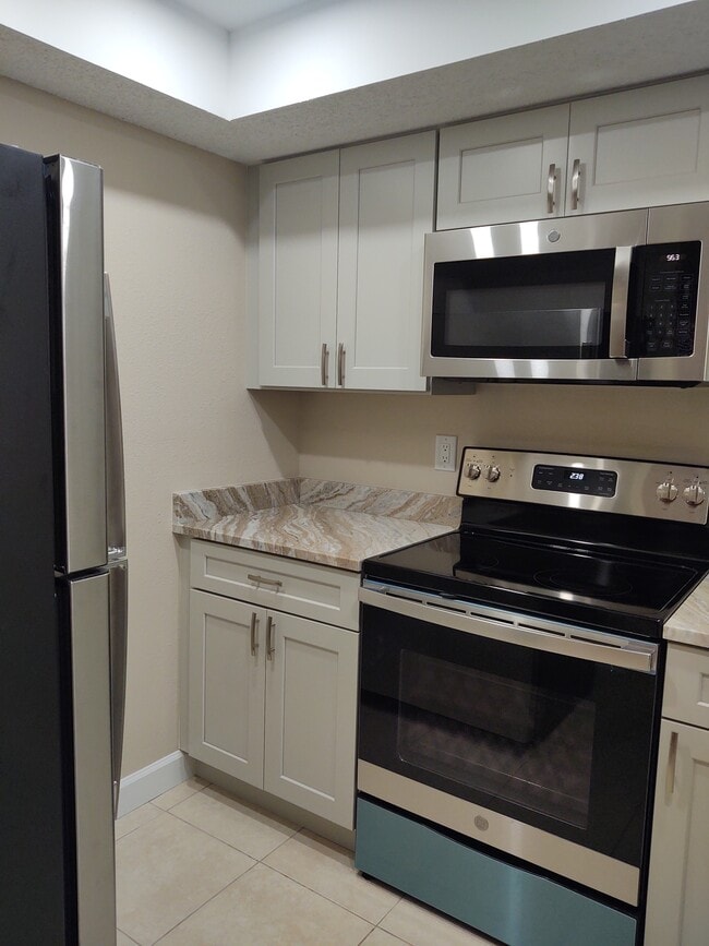 Electrodomésticos de acero inoxidable - 1524 SE Royal Green Cir Unidad Q102