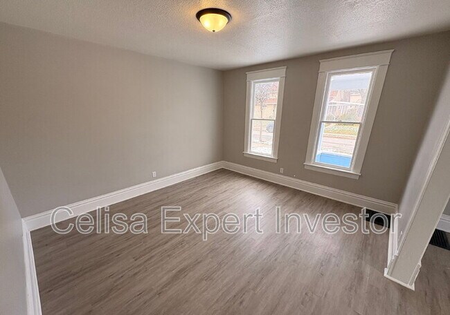 Photo - 425 Greenlawn Ave