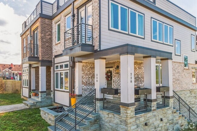 Building Photo - Steps from the LAKE! Rental