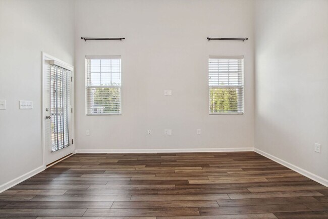 Photo - 102 Bedivere Ln