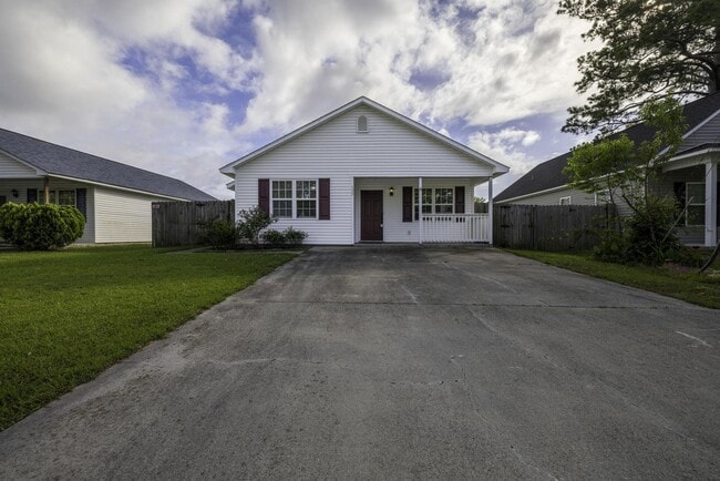 Building Photo - 3BR Home Near N. Marine Blvd with Fenced Backyard