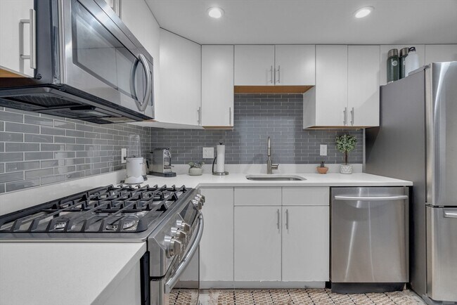 Building Photo - 15 Auburn St Unit R Rental