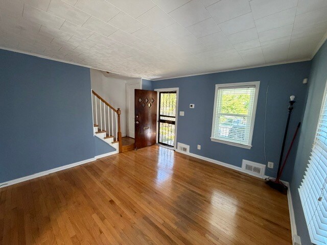Photo - 639 Emerson St NE