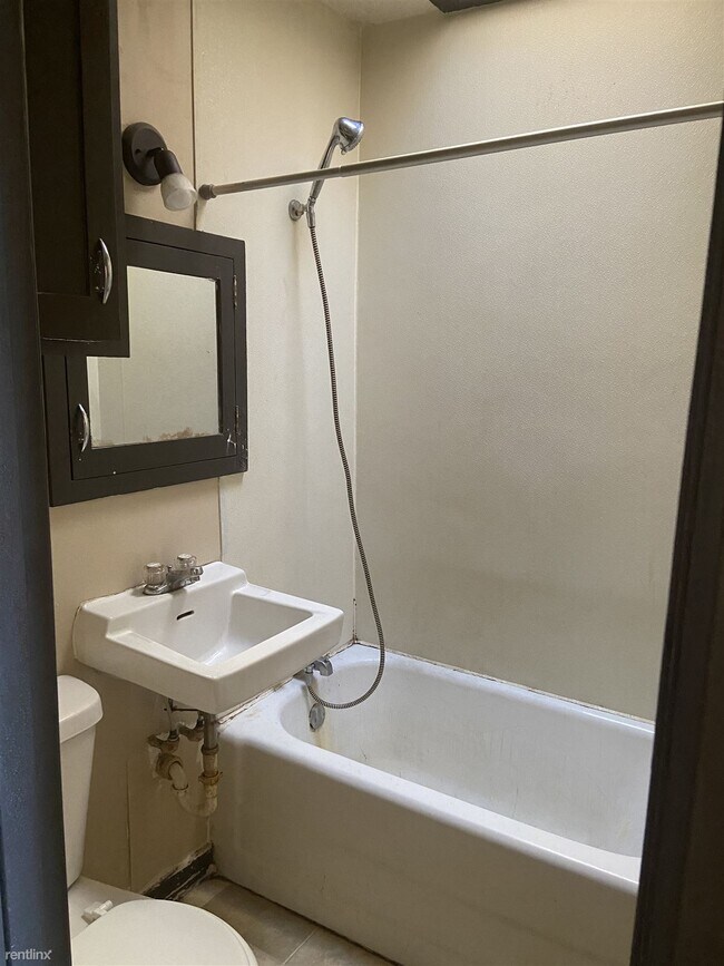 Photo - 2 br, 1 bath 4plex - 401 North Dewey Stree...