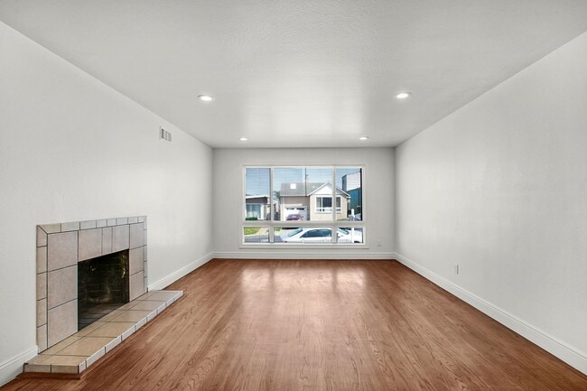 Photo - 3/1 Available Now Daly City