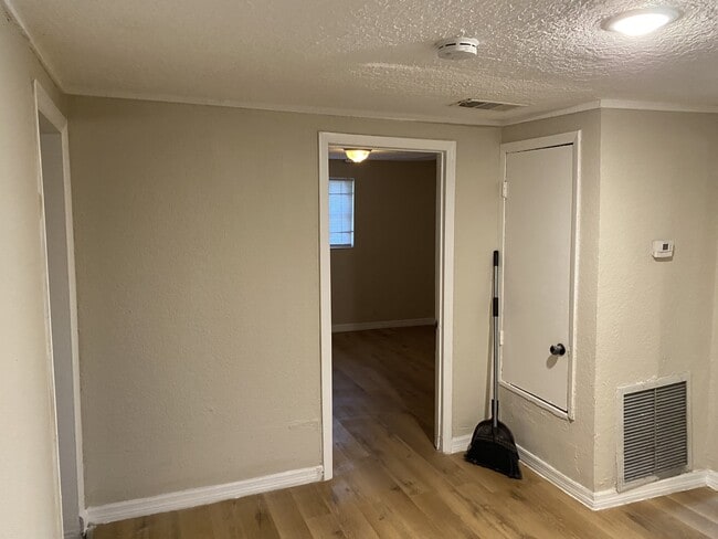 Photo - 1040 Line St