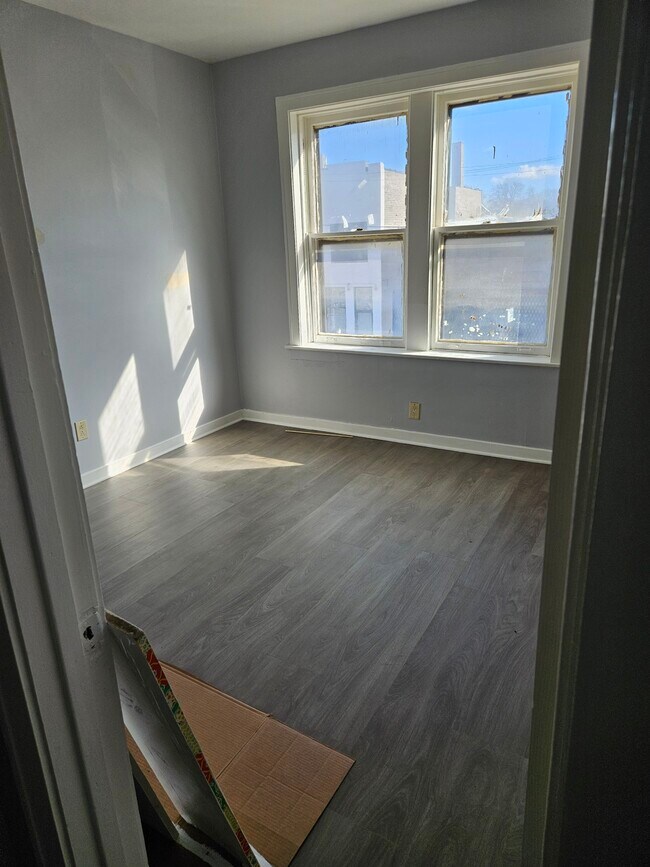 Photo - 1912 E 79th St