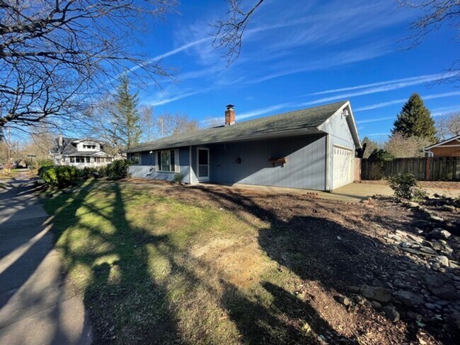 2 Bedroom House with Fenced in Back Yard! - 2 Bedroom House with Fenced in Back Yard!