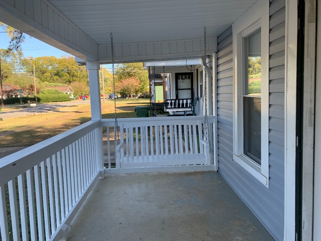 Photo - "5 Points Beauty 2-Bed Oasis in Huntsville. $500 off one month with 18 month lease!!!