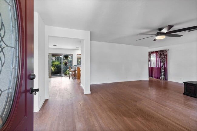 Photo - 618 Crestview Dr