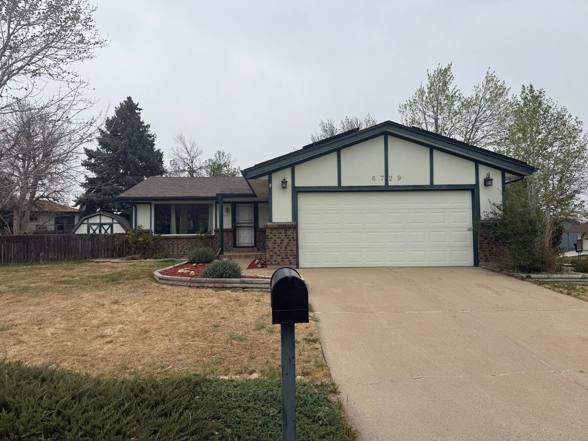 4 Bedroom, 2.5 Bath home with 2 Car Attached Garage and RV Parking - 4 Bedroom, 2.5 Bath home with 2 Car Attached Garage and RV Parking