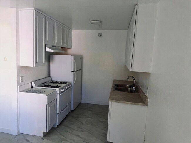 Escenario virtual para mostrar que el refrigerador está incluido - Churchill Apartments