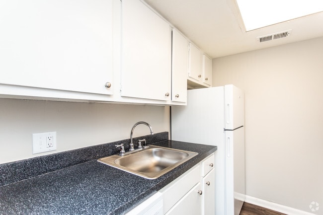 1 HAB, 1 BA: 595 ft² - Lakeshore Cove