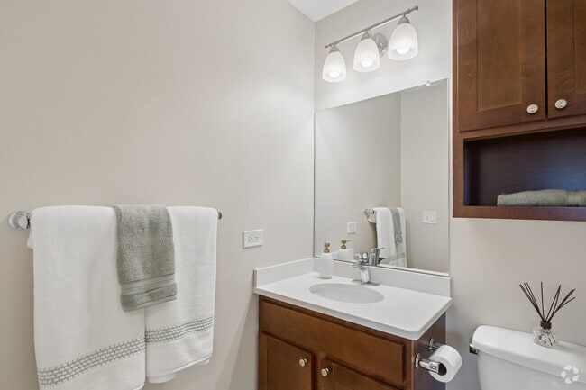 Iris Deluxe (Den) 2BR, 2BA w/Den - 1,171SF - Second Bathroom