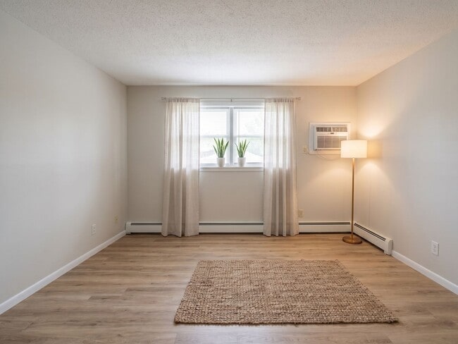 Photo - Colony Court Apartments