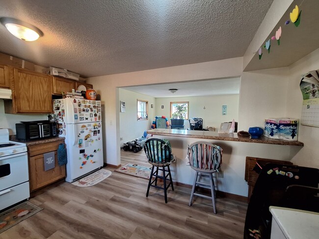 Photo - Spacious 2 Bedroom - AVAILABLE SEPTEMBER! Unit 2406 Hill Ave - 2