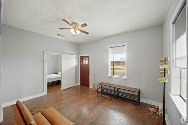 Building Photo - 2716 Commerce St Rental